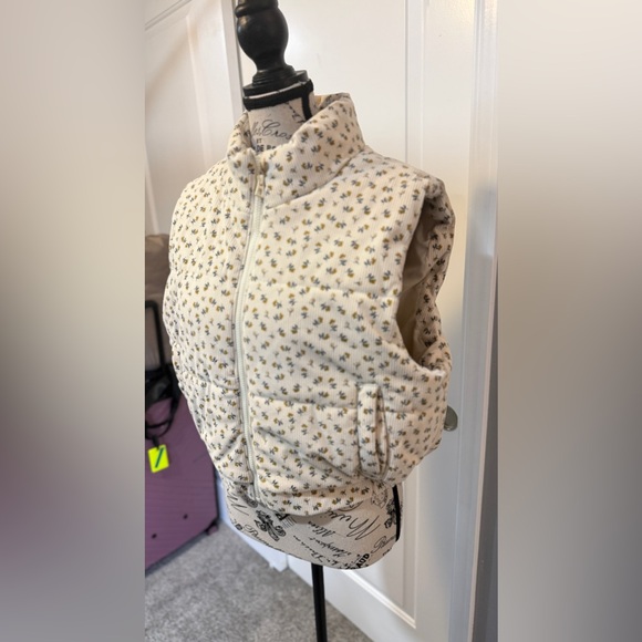 NWOT 26 International Women's Floral Print Puffer Vest - Picture 5 of 9